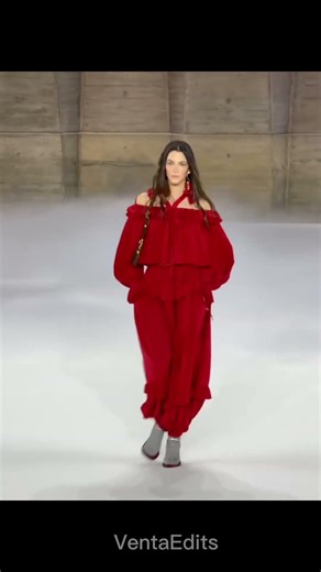 Vittoria Ceretti defining elegance in red at Chloé FW26 ❤️‍🔥✨ #VittoriaCeretti #ChloeFW26 #Runway