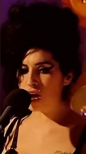 Amy performed 'Back to Black' live on Other Voices in December 2006, at a small church in Ireland.🤍