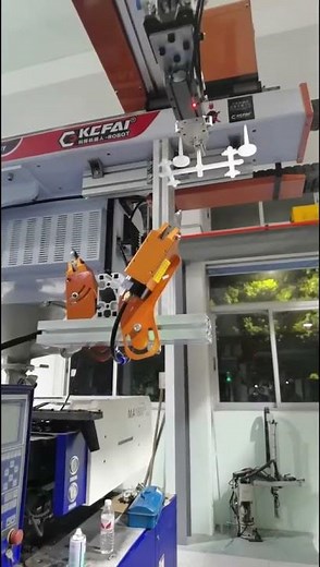 CARTESIAN ROBOT or robotic arm of injection moldig machine for parts with runner cut
