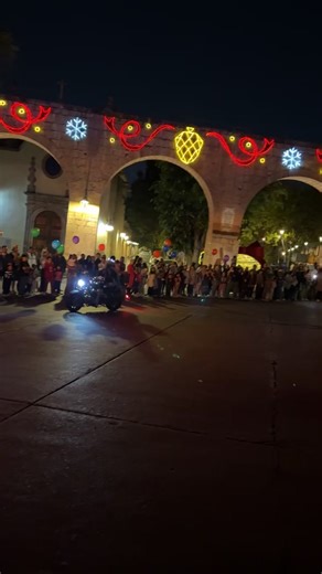 👑✨ La ilusión de los Reyes Magos se vive en Las Tarascas ✨🎁 Familias y niños esperan con emoción. | PCM Noticias