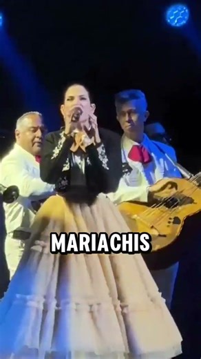 El Poliedro vibró con Natalia Jiménez: energía total, mariachis y miles cantando sus éxitos.