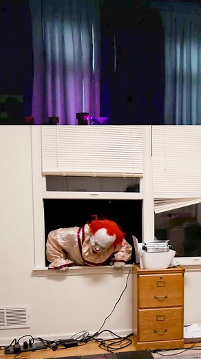 Pennywise Breaks in My House While I Play VR #pennywise #it #clown #clowns #vr #weeeclownaround #scaryclownvideos #scarytiktoks #clownvideo