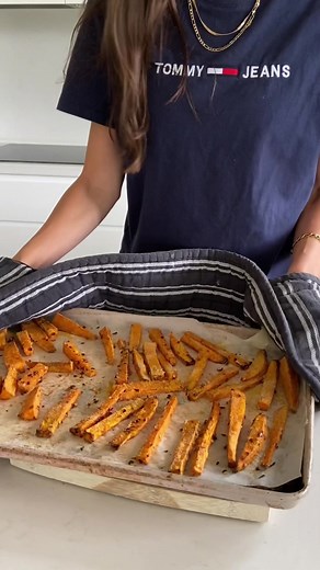 The secret’s in the semolina 🤫 recipe in comments #sweetpotatochips #fyp #foodtiktok #easydinner