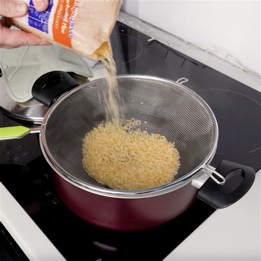 Cuire le riz dans une passoire utilise une méthode de cuisson à la vapeur🍚 | Brico Famille