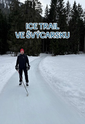 Ledová pohádka v Engadinu ✨ 🧊 3 km bruslení ⛸️ brusle k zapůjčení přímo na místě (helma v ceně vstupu) 💰 vstup: dospělí CHF 10 (CZK 260), děti CHF 6 (CZK 160) 🚗 parkování možné přímo na místě 📍Engadine Ice Trail Camping Sur En, 7554 Sur En #icetrail #iceakating #winterwonderland #lokkitravel #kamnavylet