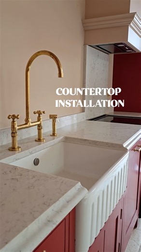 Christopher Jones and Paloma Quinn Mills on Instagram: "✨️ad We have a working kitchen!✨️ We absolutely love our Quartz countertops from @purple_granite! The quality is immense, it’s the perfect texture and veining and the best part is, we don’t need to worry about those every day spills staining. 🙊 We opted for the London White 30mm Quarts with the Ogee edge. I cannot thank the team enough for how quick and professional they were, especially managing to make our Christmas miracle happen! If yo