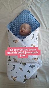 Nouveau produit en préparation à l’atelier 🤩 J’avais envie de créer une couverture qui s’adapte vraiment au quotidien des parents, sans enfermer bébé dans un usage unique. Cette couverture d’emmaillotage évolutive permet d’emmailloter bébé en douceur grâce à un système de scratch, tout en restant une vraie couverture. Elle est pensée pour les moments calmes, les bras, la poussette ou le landau, puis continue à s’utiliser quand bébé grandit. Un seul produit, plusieurs usages, pensé pour accompag