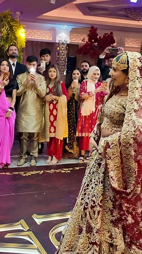 Bridal Entry Dance – A Magical Wedding Moment! ✨ Aaj ki shaadi ka sab se khoobsurat scene… jab dulhan ne apni dreamy entry dance ke sath sab ka dil jeet liya! 💃❤️ Soft lights, romantic music aur graceful moves ne is moment ko aur bhi yaadgaar bana diya. 📸✨ Har step mein elegance, har smile mein pyaar! Wedding 2025 ke liye perfect bridal entry inspiration! 💍🌸 #BridalEntryDance #Wedding2025 #SaqibDecor #BridalEntry #WeddingMoments #PakistaniWedding #DanceEntry #ChohtiSuchiKhushi | Saqib Flower
