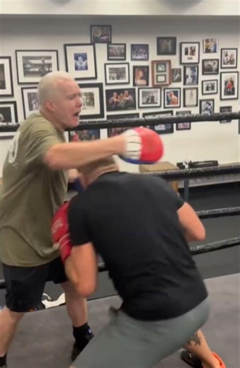 Georges St-Pierre training with legendary trainer Freddie Roach🥊 #georgesaintpierre #freddieroach