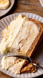 Banana Pudding Cheesecake 🍌 This cheesecake is a showstopper. It has a Nilla Wafer crust, a banana cheesecake with a layer or bananas and crushed Nilla Wafers. It is topped with a whipped vanilla pudding. #bananapudding #bananapuddingcheesecake #cheesecake #nillawafers | Stephanie's Sweet Treats