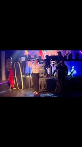 Cantando a todo pulmón y entregandose a su público al cierre del show. Pavel_Arámbula "EL MEJOR IMITADOR DE VOCES FEMENINAS" | Oficina Pavel Arámbula