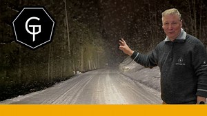 STRANDS har kommet med en helt ny tanke og smart løsning for ledlys på bil. Med Strands Nuuk E-line LED-bar blir det pent, enkelt å montere og ikke minst gir den meget godt lys. Les mer og kjøp her: https://www.garasjetid.no/strands/174175/strands-nuuk-e-line-led-bar-integrert-i-kjøretøyskilt-holder Strands Nuuk E-line LED-bar er ikke bare en visuell nytelse med sitt elegante og minimalistiske sorte lyktehus; den er også en mester i ytelse. Med et lysutbytte på 7800 effektive lumen, sikrer den e