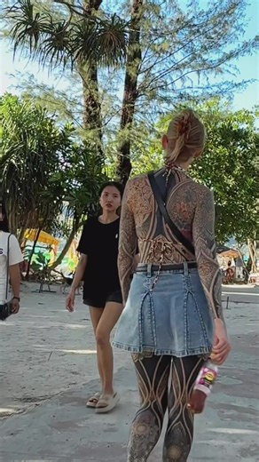 Strolling through the city 🏙️