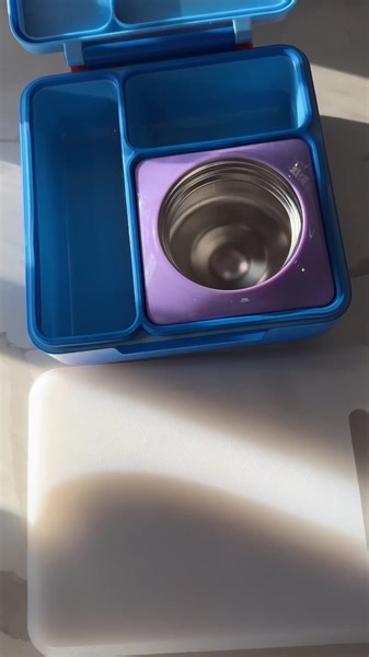 2.7M views · 54K reactions | Filipino style spagetti, cucumbers and bell pepper flowers. Apples with peanut butter. And peach ring chamoy candy from @SpicedByMerisa #letsmakesomelunchformykids #lunch #kidunch #bentobox #lunchbox #bentoboxlunch #lunchideas | Jessica Woo | Facebook