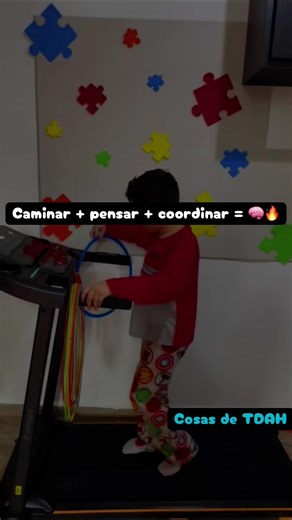Esta actividad combina estimulación vestibular (caminar), coordinación bilateral (pasar aros) y demanda atencional. En TDAH, este tipo de tareas favorece la autorregulación, la permanencia en la actividad y la integración entre movimiento y funciones ejecutivas. Porque moverse también ayuda a pensar mejor. Terapia que se siente, se vive y se disfruta. 🌟 Agenda tu cita y conoce nuestro programa de intervención personalizada Más información: 81 1991 0599 Palmera 700, Residencial Los Ébanos Nte 2d