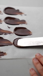 Easy and elegant shards made in no time at all! I use Nestle compound chocolate to make mine so I don’t have to worry about tempering my chocolate 🙂 #chocolateshards #chocolatepetals #chocolate #cakedecorating #cakeart #dessert | Rosie's Dessert Spot
