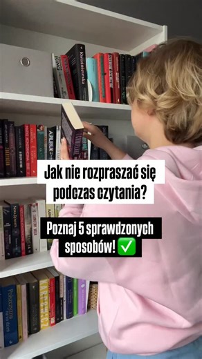Jak nie rozpraszać się podczas czytania? Poznaj 5 moich sprawdzonych sposobów! ✅ Jeśli podczas czytania non stop rozpraszasz się i przerywasz – ten post jest dla Ciebie 👀📚 5 sposobów, jak nie rozpraszać się podczas czytania: 1️⃣ Tryb „samolot” dla mózgu. Wycisz powiadomienia, odłóż telefon ekranem do dołu, najlepiej w innym pokoju. 2️⃣ Ustal mały cel, nie „książkę na raz”. Zamiast „muszę przeczytać 50 stron”, powiedz sobie: 10 stron albo 10 minut. Mózg chętniej się skupia, gdy wie, że to nie m