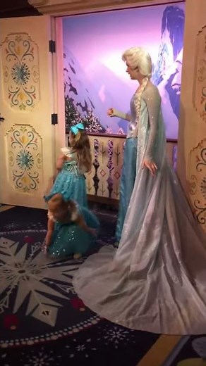Meeting Queen Elsa at Epcot, Walt Disney World! August 2017