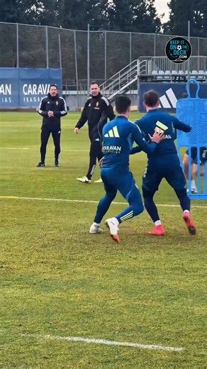 🔵⚪ Real Zaragoza Throw in Combination & 1v1 Setup ⚽ Combination play starting from throw-ins 🔥 Leads into a 1v1 duel 🎯 Finish into the target goal 📥 Get more training sessions, packed with new ideas, here 👉 https://keepitonthedeck.com/downloads | Football Training Drills/Session Plans