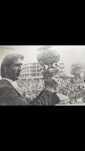 ...Mi na Mejdanu, a zovu nas kolekcionari pehara imamo i ovaj koji drzi u rukama nas kapiten Damir Spica....sta ce na ovo reci prva peraja Splita - Berislav Bukovic, prvi golfer Borce - Bozur Boki Matejic, zemunac sa brda - Zeljko Savanovic , ( ne)plivac iz Cesme Slobodan Babić zvani Veljko Rogosic, prvi kauboj Teksasa Adnan Eddie Rejzovic prva balota Knina Vlado Novakovic...prvo dijete AVNOJ-a Dragan Kime Marjanovic ...Dragana Kojica zvanog, masta moze svasta, ne spominjem on je trenutno na Hav