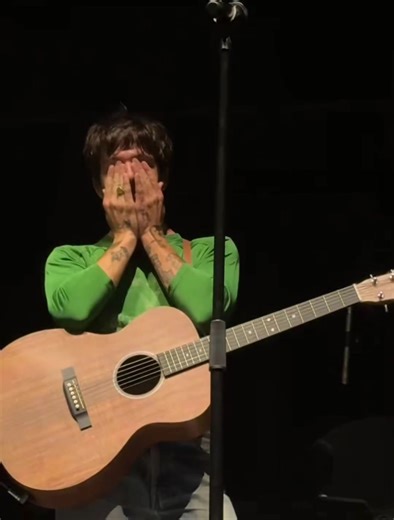 Tucker's Emotional Moment with Fans Singing Back