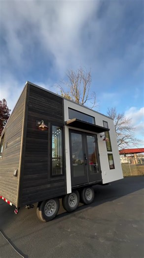 What a beautiful home 🥰 #tinyhouseonwheels