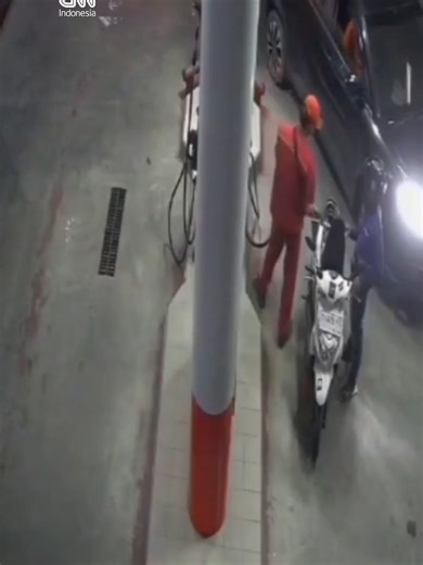 Sebuah video viral memperlihatkan dugaan aksi penganiayaan yang dilakukan oknum aparatur sipil negara (ASN) di sebuah SPBU di Kecamatan Parengan, Kabupaten Tuban, Jawa Timur. Insiden tersebut terjadi pada Sabtu malam (7/2/2026) dan disebut dipicu karena pelaku tidak terima harus mengantre BBM. Akibat kejadian itu, sebanyak empat pegawai SPBU dilaporkan menjadi korban kekerasan hingga mengalami luka memar dan harus mendapatkan perawatan medis. #cnnindonesia #cnnindonesiacom #viral