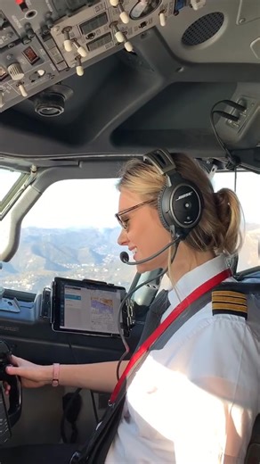 Hi 😌 #pilot #pilotlife #cockpit #femalepilot #dutchpilotgirl #landing #boeing #bose #aviationlife