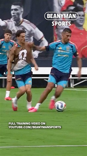 El gesto de “qué coño haces” que hace Rodri y la mirada del resto lo dice todo.¿Qué coño haces entrando así a un compañero justo antes del mundial?