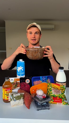 Veterinarians #1 tip for kibble feeders? NEVER serve a bowl without colour. Even small amounts of fresh food can boost gut health, fuel the microbiome, and support your dog’s long-term wellbeing. There are so many other options to add to your dog’s bowl from the supermarket, this is just a start… Steer clear of onion, grapes, macadamias, chocolate and raisins, but everything else fresh in bite sized pieces, I’m the BIGGEST advocate for!! | Dr Will Maginness