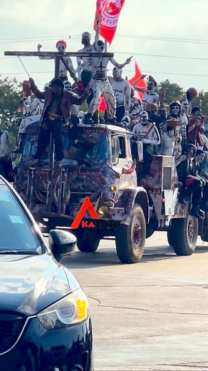 Main Artist wa #simbaday @mbosso_ akiwasili Kwa Mkapa kutoa Burudani. Ni mwendo wa mazombi leo, Mbosso ni MbaD. | Mkazuzutza