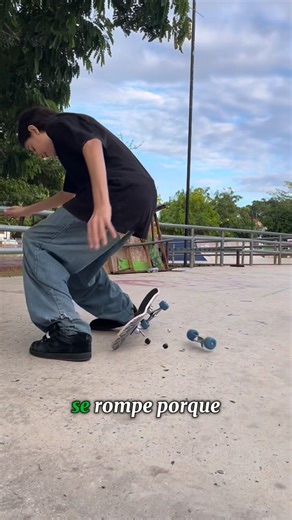 Madero 3/4 skateshop + Patines + BMX + Patinetas on Instagram: "Cuál skate es mejor para esta navidad? 🎄🎅 . . . #skate #madero34skateshop #skateboard #navidad #regalos"