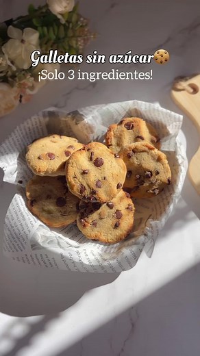 Galletas sin harina y sin azúcar con solo 3 ingredientes🍪. ¡No pueden ser más fáciles de hacer y quedan espectaculares! 🥣Ingredientes para hacer 9 o 10 galletas sin azúcares -2 plátanos -160 gr de harina de almendras -Chispas de chocolate 70% cacao al gusto #galletassaludables #galletascaseras #recetassaludables #galletassinazúcar #sinazucar #galletas #postresaludable #recetasfaciles #galletasfit #recetasaludable #saludableyrico #desayunosaludable