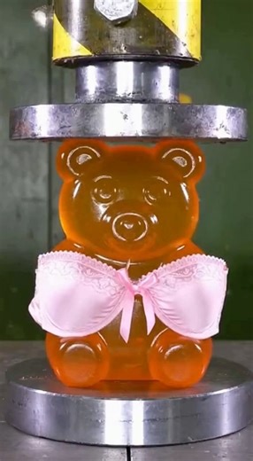 Shy Haribo an der Hydraulikpresse 😂