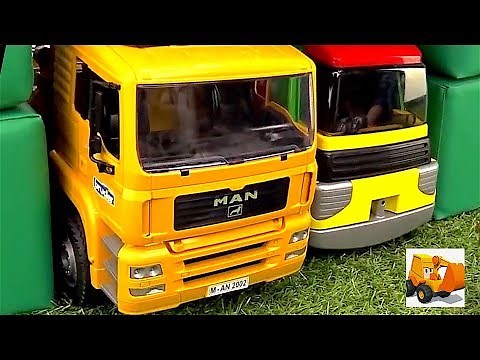 Camiones grandes construyen un garaje