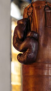 Are you ready for FIT BOXING ? 🥊💥 Mehdi, Fouad et Yaya t’attendent sur le ring pour un programme inédit qui allie au sein d’une même séance : Fitboxing accessible, cardio intense et renforcement musculaire... le tout sans sac de boxe, juste une paire d’haltères ! 📅 Lundi 3 février 👊🏻 3 séances / sem pendant 4 semaines 🕦 Séances intenses de 25 à 30 minutes 📆 Tous les lundis, mercredis et vendredis 🏋🏻‍♀️ Matériel requis : des haltères et un tapis 🎯 Objectif perte de gras, tonification, d