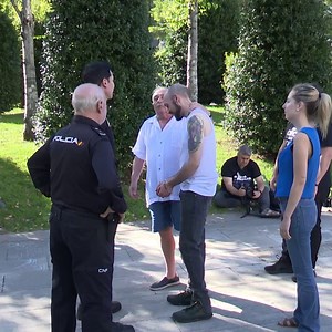 Asturias es un gran plató de cine. Se rueda en el exterior del Calatrava una escena promocional de 'Tras los pasos de la rubia platino', una comedia de acción codirigida y protagonizada por un asturiano. #Cine #Asturias #Oviedo | Radiotelevisión del Principado de Asturias