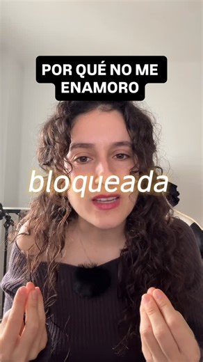 Psicóloga Desirée Llamas 🌸 on Instagram: "“¿Por qué no puedo tener pareja? ¿Por qué me bloqueo en las relaciones? Desde que lo dejé con X y lo pasé tan mal… me es imposible que me guste alguien nuevo” Aquí te hablo de tres posibles explicaciones pero no son las únicas. Cada caso es diferente y lo mejor es acudir a terapia si vives como un problema esto que te cuento, ya que la solución pasa por conocer qué lo mantiene. A veces, es la evitación del contacto íntimo y frecuente, otras veces es l