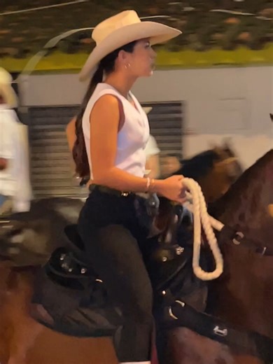 Colombian beauty and horses: the pride of our land #cabalgata #Caballos #horses #pasofino