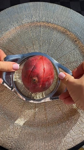 129K views · 677 reactions | Amazing how this mango slicer works… 省 #mango #mangoslicer #kitchengadget #foodtok #satisfyingvideo | Fruit Flow | Facebook
