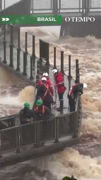 Funcionários retiram grades da passarela das Cataratas do Iguaçu após cheia histórica