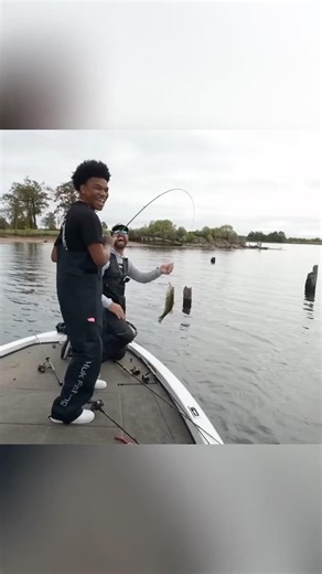 Teaching a GANG MEMBER how to fish👀🎣 #fishing #fishinglife #fishingvideo #fihh #bassfishing