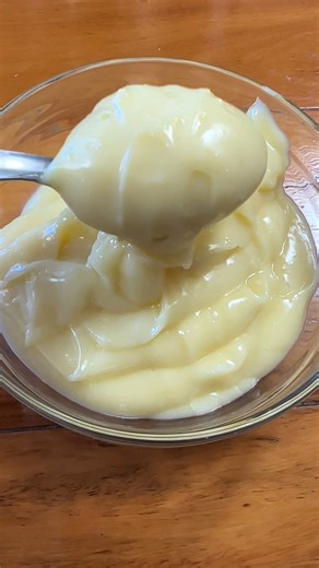 ✨ Crema pastelera casera, fácil y deliciosa ✨ Perfecta para rellenos, tartas y postres irresistibles 💛 📝 Ingredientes: 🥚 1 huevo 🍬 100 g de azúcar 🌽 1 cucharada de maicena 🌾 1 cucharada de harina 🥛 250 cc de leche tibia 🌼 1 chorrito de esencia de vainilla 👉 Suave, cremosa y con ese sabor clásico que nunca falla 😍 Si te gustó la receta, dejá tu like 👍 y compartila para que más personas puedan hacerla. #recipe #receta #recetasfaciles #recetas #CREMA | La Rusa Cocina