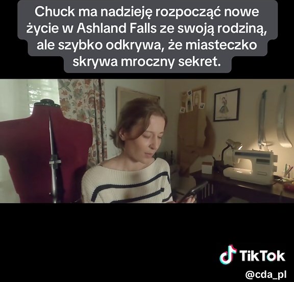 Chuck ma nadzieję rozpocząć nowe życie w Ashland Falls ze swoją rodziną, ale szybko odkrywa, że miasteczko skrywa mroczny sekret. 😳 Tytul filmu w komentarzu! #coobejrzeć #filmynawieczór #trzymajacywnapieciu #cda #dc