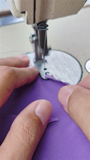 Sewing the edge of the fabric using a special foot #sewingtechnique