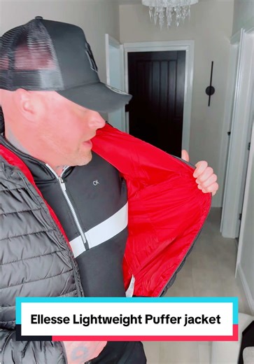 Ellesse Men’s Puffer Jacket – Hooded & Non-Hooded Options Nostalgia Unlocked.... This lightweight quilted padded jacket is built for everyday warmth without the bulk. Designed with a clean, modern fit, it delivers that sharp, athletic look while keeping you insulated through chilly commutes, weekend walks or casual nights out. The full-zip front makes it easy to throw on and layer, while the stitched quilt design helps lock in heat for consistent comfort. Available in classic colour options with