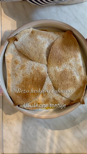 Jelena Bebić on Instagram: "Priznat ćete mi da je ovo najbolji specijalitet u zadnje vrijeme koje ćete imati priliku napraviti,ukusno,hrskavo i zašuškano 🥰🥰 🫓 Ušuškane tortilje 🫓 Sastojci: 🫓 5 velikih tortilja 🫓 600gr mljevenog mesa 🫓 Začini: crvena paprika,peršin,sol,bosiljak,mješavina začina 🫓 1 crveni luk 🫓 2 sviježe paprike 🫓 1 sviježa rajčica 🫓 6-7 listova zelene salate 🫓 1 mali pomi 🫓 1 manji sirko namaz 🫓 15 dkg sira Priprema: 🫓 Operete i izrežete povrće na sitno. U zdjeli