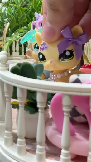 thank u bratz for iconic shit like this #lps #lpstiktok #littlestpetshop #lpscollection #lpscommunity