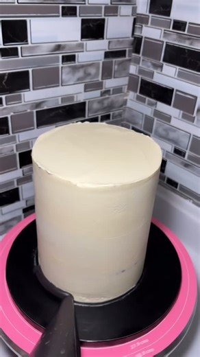 Watch me decorate this Chalino Sanchez money cake with fondant chain 💰💸🇲🇽 this cake is a 6” 3 layer tall cake #cake #cakesofinstagram #chalinosánchez #blackcake #moneycake #xtsweets_ #fypシ #explore #smallbusiness #sweets #miami #cakelovers #cakedecorating #cakedecorator #themedcake #miamicakes #customcake #cakeforanyoccassion #cakereels | Xtsweets_