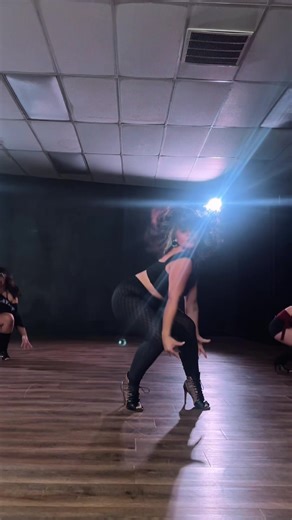 a clip from last night’s class w/ @thearig 💫 #dance #heels #sfsu #bayarea #dancer